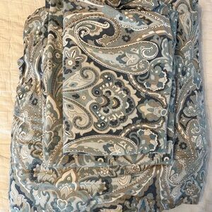 Pottery Barn Paisley Patterned Bedding Set Full/Queen.  2 King Pillow Shams